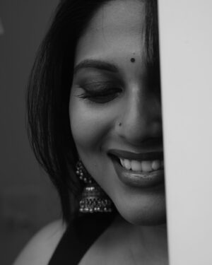 Praneeta Patnaik Instagram - మిల మిల మెరిసిన తార
మిన్నులు విడిన సితార…
.
.
@alcheeemist did such an amazing job by just being in his element and letting me be in mine, I never thought we could make something so amazing with the natural light that’s there in my very home!