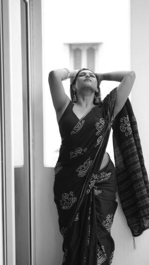 Praneeta Patnaik Instagram - మందారం విరబూయు పెదవులు 
మధువుల్ని విరబూయుమనగ…