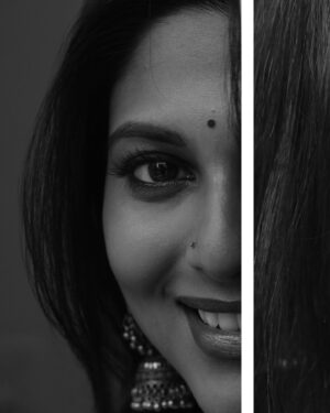 Praneeta Patnaik Instagram - నే కన్న కలలు నీ కళ్ళ తోనే
నాకున్న తోడు నీ గుండె లోనే….
.
.
@alcheeemist whipped some magic with this lens and made me look beautiful in every angle 🥹
Looooveeedd working with you Prem!! 

Side note - I think I need to start doing makeup professionally as a side gig 😆

#monochrome #raw #unedited