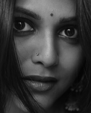 Praneeta Patnaik Instagram - నే కన్న కలలు నీ కళ్ళ తోనే
నాకున్న తోడు నీ గుండె లోనే….
.
.
@alcheeemist whipped some magic with this lens and made me look beautiful in every angle 🥹
Looooveeedd working with you Prem!! 

Side note - I think I need to start doing makeup professionally as a side gig 😆

#monochrome #raw #unedited
