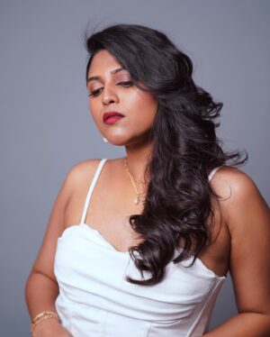 Praneeta Patnaik Instagram - Magic finds those, who believe in it ✨ 
.
.
I did my makeup, hair and styling all by myself 🥰
Dainty, cute jewellery by @lili_origin