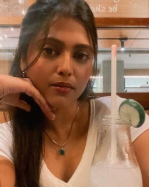Praneeta Patnaik Instagram - Ponmani un veetil sowkyama 
Naan ingu sowkyame..