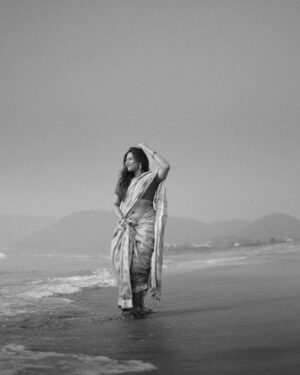 Praneeta Patnaik Instagram - ఉరికిన వాగల్లే..
తొలకరి కవితల్లో.. 
తలపులు తగిలేవే..
చెలి మది మురిసేనే.. 
.
.
Images by @kiran.josyula