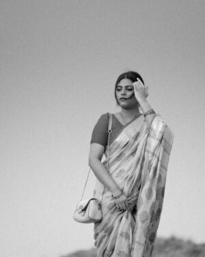 Praneeta Patnaik Instagram - ఉరికిన వాగల్లే..
తొలకరి కవితల్లో.. 
తలపులు తగిలేవే..
చెలి మది మురిసేనే.. 
.
.
Images by @kiran.josyula