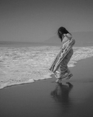 Praneeta Patnaik Instagram - ఉరికిన వాగల్లే..
తొలకరి కవితల్లో.. 
తలపులు తగిలేవే..
చెలి మది మురిసేనే.. 
.
.
Images by @kiran.josyula