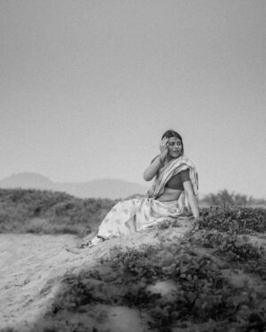 Praneeta Patnaik Instagram - ఉరికిన వాగల్లే..
తొలకరి కవితల్లో.. 
తలపులు తగిలేవే..
చెలి మది మురిసేనే.. 
.
.
Images by @kiran.josyula