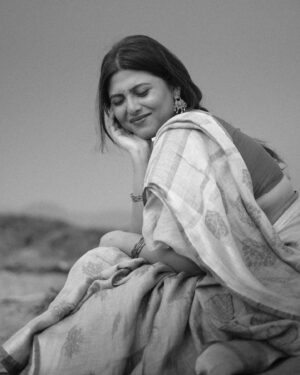 Praneeta Patnaik Instagram - ఉరికిన వాగల్లే..
తొలకరి కవితల్లో.. 
తలపులు తగిలేవే..
చెలి మది మురిసేనే.. 
.
.
Images by @kiran.josyula