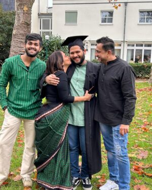 Prasad Oak Instagram - कमाल क्षण , कमाल अनुभव, कमाल भावना 

आयुष्याचं #सार्थक झालं !! 

#proudparents  #convocationday🎓 #germany