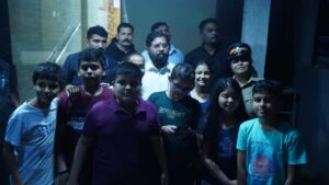 Prasad Oak Instagram - मुख्यमंत्री साहेब…!!!

माझ्यासारख्या एका छोट्या कलाकाराच्या विनंतीला मान देवून…तुम्ही दिलेला शब्द पाळलात आणि वास्तू शांतीच्या दिवशी आमच्या घरी आलात. अत्यंत व्यस्त वेळापत्रकातून वेळ काढून आलात. कोणताही राजकारणी अविर्भाव न ठेवता अगदी कुटुंबातलेच असल्याप्रमाणे आमच्या सोबत बसलात,जेवलात.. 
नीट निरखून आख्खं घर पाहिलंत.. हा प्रसंग आमच्या सगळ्यांच्या मनावर कायमचा कोरला गेला आहे. आपले गुरु धर्मवीर आनंद दिघे साहेब, यांच्या पावलावर पाऊल टाकत आपण ज्या पद्धतीनी “माणूस” जोडता आहात ते पाहता “गुरुने दिला ज्ञानरुपी वसा…आम्ही चालवू हा पुढे वारसा” हे शब्द तंतोतंत खरे करताय असंच वाटलं..!!

साहेब…मनःपुर्वक आभार…!!!

ओक कुटुंबीय.