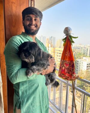Prasad Oak Instagram - “ओक” परिवाराकडून 
  गुढीपाडव्याच्या 
  आणि नववर्षाच्या 
मनःपूर्वक शुभेच्छा…!!!
🚩💐🚩💐🚩💐🚩