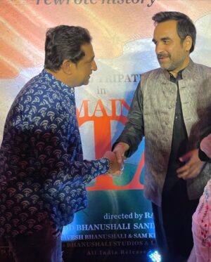 Prasad Oak Instagram - “ मैं अटल हूँ “ 

@ravijadhavofficial नी आजपर्यंत अनेक उत्तमोत्तम चित्रपट केले पण माझ्या मते “ मैं अटल हूँ “ हा रवी चा आजपर्यंतचा सर्वोत्तम चित्रपट आहे. चित्रपटाची कथा, पटकथा, संवाद, छायाचित्रण, पार्श्वसंगीत, अभिनय आणि दिग्दर्शन याची उत्तम भट्टी जमलेली आहे. 

“ पंकज त्रिपाठी “ ही आता व्यक्ती न राहता त्यांचे “ विद्यापीठ “ झाले आहे. माझ्या मते या विद्यापीठाचे विविध अभ्यासक्रम आपण “पाहिले”. पण पुन्हा एकदा “ मैं अटल हूँ “ हा अभ्यासक्रम सर्व अभिनेत्यांनी 
“ धडा “ घेण्यासारखा आहे. वयाच्या प्रत्येक टप्प्यावर पंकज सरांनी अंगीकारलेली शरीर भाषा निव्वळ अप्रतिम. 

@ravijadhavofficial  @meghana_jadhav 
आणि @pankajtripathi सह संपूर्ण टीम ला मनःपूर्वक शुभेच्छा..!!!

रवी… तुझं अजून एक NATIONAL AWARD पक्क झालं रे मित्रा…!!!💐💐💐💐💐💐