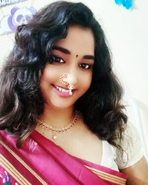 Prasanna Varma Danthuluri Instagram - ముప్పై మూడేళ్ళ పారంపర్యం,
అమ్మ చీర అందం,
సరికొత్తగా కలగలిపి,
కొత్త సంవత్సరంలోకి 
నన్ను నేను ఆకర్షణీయంగా ఆవిష్కరిస్తూ,
అడుగేస్తున్నా. 
మీ అందరి అభిమానాన్ని ప్రేమని,
అడిగేస్తున్నా 😍💕

నూతన సంవత్సర శుభాకాంక్షలు 🥳💥
wish you a happy new year 🎆🎇

I wish you a wonderful new year and hope it brings you many blessings ❤️🤍❤️