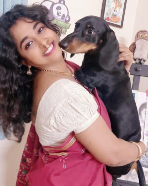 Prasanna Varma Danthuluri Instagram - ముప్పై మూడేళ్ళ పారంపర్యం,
అమ్మ చీర అందం,
సరికొత్తగా కలగలిపి,
కొత్త సంవత్సరంలోకి 
నన్ను నేను ఆకర్షణీయంగా ఆవిష్కరిస్తూ,
అడుగేస్తున్నా. 
మీ అందరి అభిమానాన్ని ప్రేమని,
అడిగేస్తున్నా 😍💕

నూతన సంవత్సర శుభాకాంక్షలు 🥳💥
wish you a happy new year 🎆🎇

I wish you a wonderful new year and hope it brings you many blessings ❤️🤍❤️