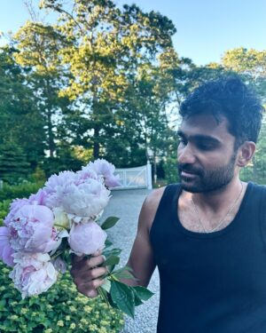 Prateek Kuhad Instagram - Announcing next leg of Silhouettes Tour tomorrow!

Meanwhile in New York, 
1. zzzzzzzzzz
2. Elizabeth street garden, Nolita 
3. Cookies backstage, at the beacon
4. Summer pool dips
5. Momofuku specials in the east village
6. Soho streets
7. Sky view at Dolphin beach
8. 🌸🌸🌸🌸
9. View from my bed in Quogue
10. NYC skies