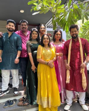 Pratheeksha G Pradeep Instagram - GG family…🥰😘♥️

@joshinatharakan_official 
@joyperoorkada 
@mr.devaa_official 
@amruthanair_official_ 
@revathimuraliofl 
@itsmeashwinjith 
#shooting #location #time #freestyle