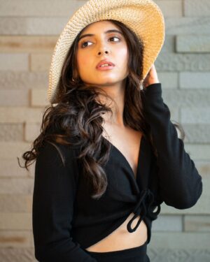 Preethi Asrani Instagram - Hola! 🐧

Thank youuu @sujaikarampuri for the pictures!! ❤️

MUAH @makeup_by_amulya 🫶