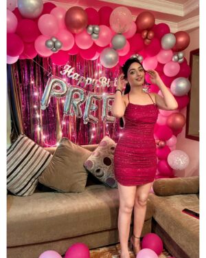 Preeti Verma Instagram - 👑🎂💐🍾🥳🥂✨🎈💃🎉🎁♥️😇🧿

#birthday #birthdaygirl #birhdaybash #birthdayparty #grateful #fun #dance #gettogether #friends #newyear