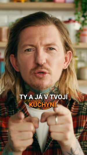 Přemek Forejt Instagram - Tak a je to tady! 🔥 Celej se chvěju, protože jsem hrozně zvědavej, co na to řeknete. Dělal jsem to totiž pro VÁS!

👉 Můj první online kurz domácího vaření! 

Je to asi půl roku, co mi jednou doma došlo, že úplně nejradši vařím pro svoji rodinu a kamarády. Miluju ty společný chvíle se svými blízkými u dobrýho jídla. Protože co je víc než čas strávený s lidmi, který máme rádi? 🫶🏼

Okamžitě mi bylo jasný, že se o něco takovýho chci podělit i s vámi. A tak jsem se na pár týdnů zavřel do kuchyně a připravil pro vás tenhle jedinečnej online kurz domácího vaření!

Věřte mi, že takovej tady ještě nebyl. Ať už po obsahový nebo vizuální stránce.

Vzal jsem to nejlepší, co jsem se za celej život naučil a všechno to vložil do tohohle kurzu.

Ti nejlepší kuchaři dokážou vytvořit hodně muziky za málo peněz. A přesně na tom jsem postavil celej kurz. 

Ukážu vám, jak připravit z obyčejných surovin neobyčejný jídla, aniž by vás to stálo hromadu peněz nebo byste museli strávit nekonečný hodiny v kuchyni. 

▪️Jestli se chcete dozvědět víc, tak mrkněte na web 👉 Kurzypremkaforejta.cz (odkaz najdete taky v bio)