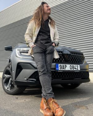 Přemek Forejt Instagram - Já & můj @renault_cz AUSTRAL & moje výmluvy proč mám špinavé auto. A na co to svádíte vy? Děti? Půjčuji auto partnerovi/partnerce? Bydlím na vesnici? No přiznejte se 😈