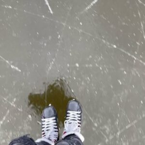 Přemek Forejt Instagram - Už dlouho nebyla taková zima, že by zamrzly rybníky. Tak tohle jsem naposled zažil, když mi bylo tak jak Stellince. Táta mě vzal bruslit na Brněnskou přehradu (Prygl). A teď prožívám to stejné v roli táty. Tak doufám, že příště až zase zamrznou, nebudu v roli dědečka.