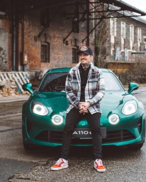 Přemek Forejt Instagram - Díky @alpine.centre.praha a spolupráci s @renault_cz že díky vám si můžu užívat takové věci jako třeba jezdit pár týdnů s touhle střelou Alpine A110 GT 🫶 Já tyhle testování miluju #alpinecars 📸 by @dnesjakofotograf