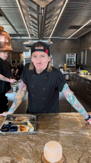 Přemek Forejt Instagram - @premekforejt & TATARÁK
Pokračujeme v představování chodů z naší degustace, tentokrát jde o Amuse Bouche, maličký chod, který má nabudit vaše chuťové pohárky. To hovězí tatarák plný kimchi zvládá na výbornou! Už jste ochutnali? 💥
#entreerestaurant #entree #olomouc #premekforejt #amusebouche #tartar #kimchi #degustacion