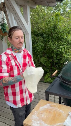 Přemek Forejt Instagram - Kdo říká, že na grillu se musí dělat jenom maso a zelenina? Ja to dnes použil jako pec na pizzu🤌🤌🤌 @biggreeneggcr