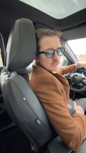 Přemek Forejt Instagram - No a jak jsem už říkal, neustále na cestách a proto je můj @renault_cz i kancelář 😂. Napadla mě otázka jen tak mimochodem co nezvyklého v autě vozíte vy? Dejte mi vědět do komentářů ať se taky pobavím! 😎#ad #renault #renaultespace