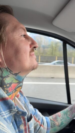 Přemek Forejt Instagram - Velikonoční Itálie, kluci poprvé stáli na snowboardech a já koukal jak jim to šlo. Dobrý vědět, kterým dalším směrem je táhnout.