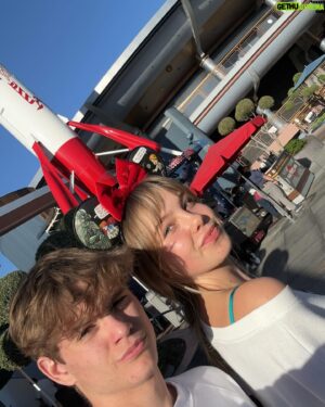 Preston Oliver Instagram - Disneyland in Christmas is always a great feeling. Especially when you go with some of the people you went with when you were super little. Thanks @madeleinemcgraw and @thetonyodell for joining us 😁. Had an incredible day!