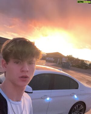 Preston Oliver Instagram - Haven’t posted in a while so… heres this bad picture of me with a really cool sunset 🤩