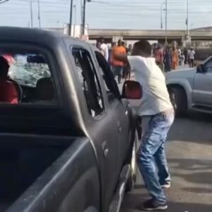 Prince Thompson Iyamu Instagram - Interesting. Two motorists kicked off in Lagos with their uncontrolled anger that was provoked by one another then the two motorists expressed their anger by destroying each other’s vehicle in a very aggressive and violent manner, and the crowd stood and cheered with excitement. INCREDIBLE, Very interesting indeed.

📺: @dnctv.media 

This Page does not support any violence.