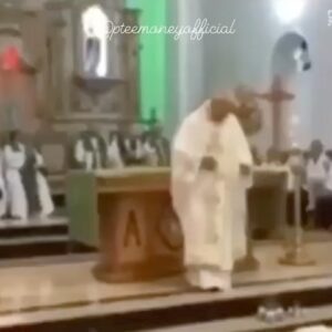 Prince Thompson Iyamu Instagram - 😂 🙌🏽 This Priest surely has the hood in him, a Priest doing the crip walk in church service, he couldn't-hold it anymore. Wonders shall never end. #pteemoney #theprincehasspoken🤴🏾
