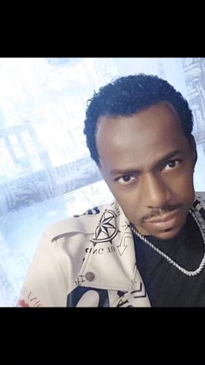 Prince Thompson Iyamu Instagram - 🍒Greetings, A quick motivational boost for the brave and wise. Don’t share your big dreams with small-minded people, if you want those dreams to be shut down, then share them with small-minded people. Look 👀 for big-minded people, and they will cause your dreams to be bigger.

We are in an era of “No time to check time.” As far as I’m concerned when you get to your 40s and 50s the only weight you need to add to your life is good health, money in your wallet and in your bank account. Health is wealth the Prince 🤴🏽 has spoken. ❤️Love ☮️Peace and💡 Light. #motivation #naijastyle #wealth 

This page does not support violence 👊🏽 🔫 stay safe and stay blessed.