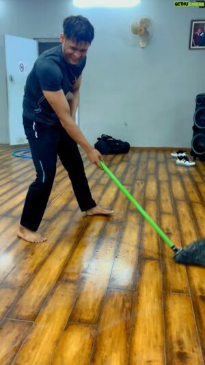 Prince Yawar Instagram - Fun times between rehearsals 🤣🤣
Watch till end 😉