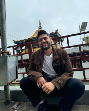 Prince Yawar Instagram - Candidly me by @theshivendrakumar 🥂🤟

#princeyawar  #darjeeling #dairies 

Rate my cuteness 😘❤️
