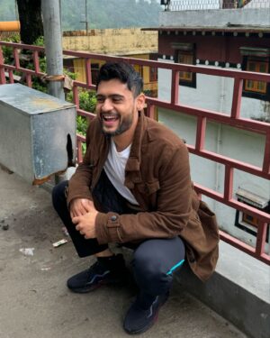 Prince Yawar Instagram - Candidly me by @theshivendrakumar 🥂🤟

#princeyawar  #darjeeling #dairies 

Rate my cuteness 😘❤️