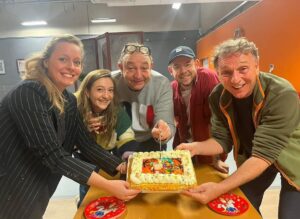 Priscilla Knetemann Instagram - Vandaag zijn we begonnen met de repetities voor de Klucht van Sinterklaas. 🎁 Nu al een feestje!! Kom je kijken? #sinterklaas #voorstelling #repeteren #pepernoten #sint #theater #endickcohen