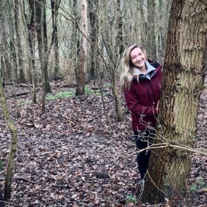 Priscilla Knetemann Instagram - Niks is fijner dan samen op pad gaan. Aangezien wij veel van reizen houden maar er ook heel graag op uitgaan in Nederland en het heerlijk vinden om te wandelen, horen daar goeie spullen bij. Ongelofelijk blij met deze heerlijke outfits! Super fijne jassen en een heerlijke comfi outdoor broek. Nu we allemaal veel binnen zitten, kan ik alleen maar zeggen, trek er soms eens op uit. Nou mag ik jullie een hele leuke korting geven van 15% met de code PRISLOELAA15 op de spullen van @revolutionrace dus geen excuus meer! Wij zijn in ieder geval fan! 🧗🏼‍♀️🍂🌳 #outdoor #revolutionrace #hike #love #collab #jacket #summerwinter #allactivities