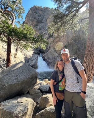 Priscilla Knetemann Instagram - YOSEMITE & KINGS / SEQOUIA 🌲
Met de camper zijn we doorgereden naar Yosemite National Park en Seqouia National Park. Zo gaaf!! Veel gezien en heel veel gehiked 🥾De temperaturen waren hier wisselend maar gelukkig waren we erop gekleed! #yosemite #yosemitenationalpark #sequoianationalpark #hike #amerika #revolutionrace #outfit #boots #nature #nps