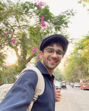Prit Kamani Instagram - Ho sakta hai kuchh waqt lag jaye,
Beech raste tera mann bharr aaye…

Yaad rakhna, Jis dhoop ne tujhe thakaya, 
usi ne toh din yeh bhar raasta bhi dikhaya.

Manzil toh abhi dur hai,
Sapno ka tu mazdur hai, 
Haalaaton se majboor,
Naino mein phir bhi noor hai!

Ek din tu bhi dikh jayega,
Roshni kab tak chhupayega

Kismat se koshish milti hai
phir koshish se kismat khilti hai ✨

- PK 🌹
#tyPRITer 

#poem #quotes #photooftheday #life 
#postivequotes #love 

Kabhi kabhi kya mast likha paata hun ✍🏻🐒