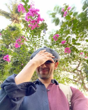 Prit Kamani Instagram - Ho sakta hai kuchh waqt lag jaye,
Beech raste tera mann bharr aaye…

Yaad rakhna, Jis dhoop ne tujhe thakaya, 
usi ne toh din yeh bhar raasta bhi dikhaya.

Manzil toh abhi dur hai,
Sapno ka tu mazdur hai, 
Haalaaton se majboor,
Naino mein phir bhi noor hai!

Ek din tu bhi dikh jayega,
Roshni kab tak chhupayega

Kismat se koshish milti hai
phir koshish se kismat khilti hai ✨

- PK 🌹
#tyPRITer 

#poem #quotes #photooftheday #life 
#postivequotes #love 

Kabhi kabhi kya mast likha paata hun ✍🏻🐒