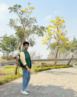 Prit Kamani Instagram - Aur ek saal, same to same baal, zyada bharu income tax, gift kar do koi 15 pro max✨ chalo chalo wish nahi kiya toh kar do, aur 28th hi hai birthday mera, 29 samajh ke “chaar saal baad birthday” wala joke mat marna 

Thank you for all the beautiful messages, and so grateful to have the best people around who would climb any mountain, swim across seas, but they did something more special, tolerated 4 hours of traffic to see me & surprised me on set. Pritty peepal ♥️🫶🏻🫂

Dirty 30 looks kickass