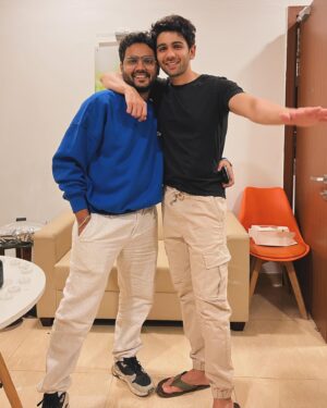 Prit Kamani Instagram - Aur ek saal, same to same baal, zyada bharu income tax, gift kar do koi 15 pro max✨ chalo chalo wish nahi kiya toh kar do, aur 28th hi hai birthday mera, 29 samajh ke “chaar saal baad birthday” wala joke mat marna 

Thank you for all the beautiful messages, and so grateful to have the best people around who would climb any mountain, swim across seas, but they did something more special, tolerated 4 hours of traffic to see me & surprised me on set. Pritty peepal ♥️🫶🏻🫂

Dirty 30 looks kickass