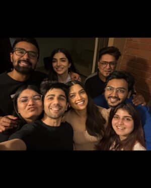 Prit Kamani Instagram - Aur ek saal, same to same baal, zyada bharu income tax, gift kar do koi 15 pro max✨ chalo chalo wish nahi kiya toh kar do, aur 28th hi hai birthday mera, 29 samajh ke “chaar saal baad birthday” wala joke mat marna 

Thank you for all the beautiful messages, and so grateful to have the best people around who would climb any mountain, swim across seas, but they did something more special, tolerated 4 hours of traffic to see me & surprised me on set. Pritty peepal ♥️🫶🏻🫂

Dirty 30 looks kickass