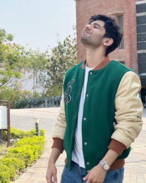 Prit Kamani Instagram - Aur ek saal, same to same baal, zyada bharu income tax, gift kar do koi 15 pro max✨ chalo chalo wish nahi kiya toh kar do, aur 28th hi hai birthday mera, 29 samajh ke “chaar saal baad birthday” wala joke mat marna 

Thank you for all the beautiful messages, and so grateful to have the best people around who would climb any mountain, swim across seas, but they did something more special, tolerated 4 hours of traffic to see me & surprised me on set. Pritty peepal ♥️🫶🏻🫂

Dirty 30 looks kickass
