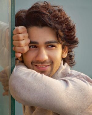 Prit Kamani Instagram - I promise I am a great listener. I’ll look at you, only you, smile at you, for you and be there, with you. 

🌹

📸 @lakshetamodgil 
👕 @tanvishindee 
💇🏻‍♂️ @deepakkagda_hair