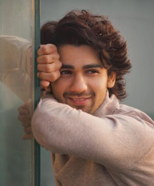 Prit Kamani Instagram - Tum achhe dikhte reh gaye, 
main bas dekhte reh gaya… ✨

📸 : A @lakshetamodgil photo story
Hair by @deepakkagda_hair