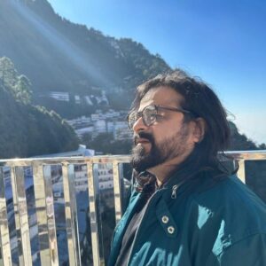 Pritam Chakraborty Instagram - Every visit to Vaishno Devi Ma, is always a soulful experience. Ending the year with her blessings 😇 Gratitude 🙏 

Heartfelt thank you to Dr. Sunil Sharma, Shri Ajay Salaan and the members of the Vaishno Devi Shrine Board Katra for their warm hospitality.
 
I also had the privilege of meeting the Director of Jammu and Kashmir Tourism - Mr. Vivekananda Rai at the airport. The conversation with him was very insightful and we dwelled into various topics.

Lastly id like to thank Justice Adnan Syed for being so kind all the time.