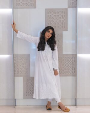 Priya Ahuja Instagram - Masakali 🕊️

👗 : @semalhandicrafts 
📸 : @photo_vinayak 
💄: @makeoverbydipika
Location : @holidayinnmumbai 

( cotton wear suit kurta traditional simple love white safed outfit explore reel )